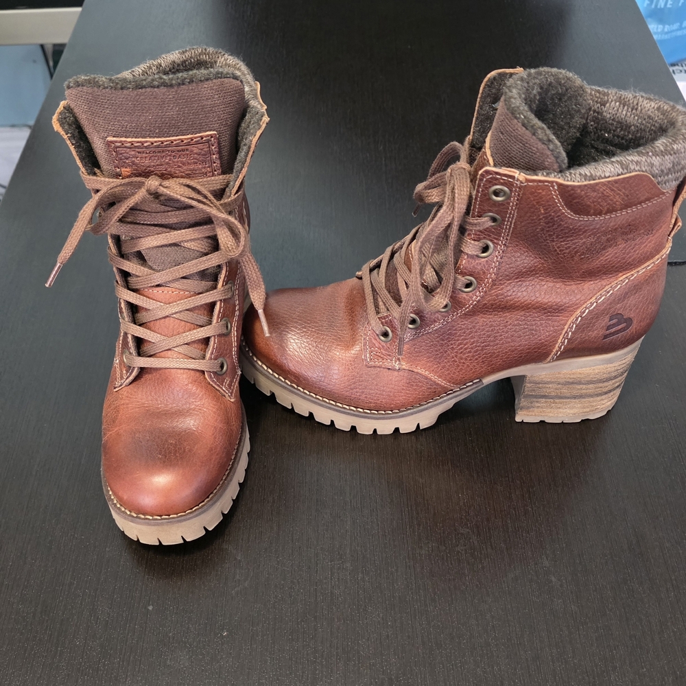 Women's Rustic Brown Lace-Up Boots Size 8 But Runs Small Listing As 7 1/2